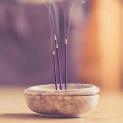 HEM füstölők Égő füstölő pálcák edényben