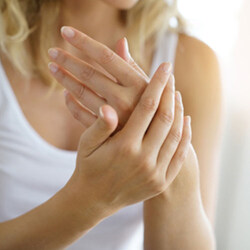 Higiénia és tisztaság Fiatal nő törli a kezét