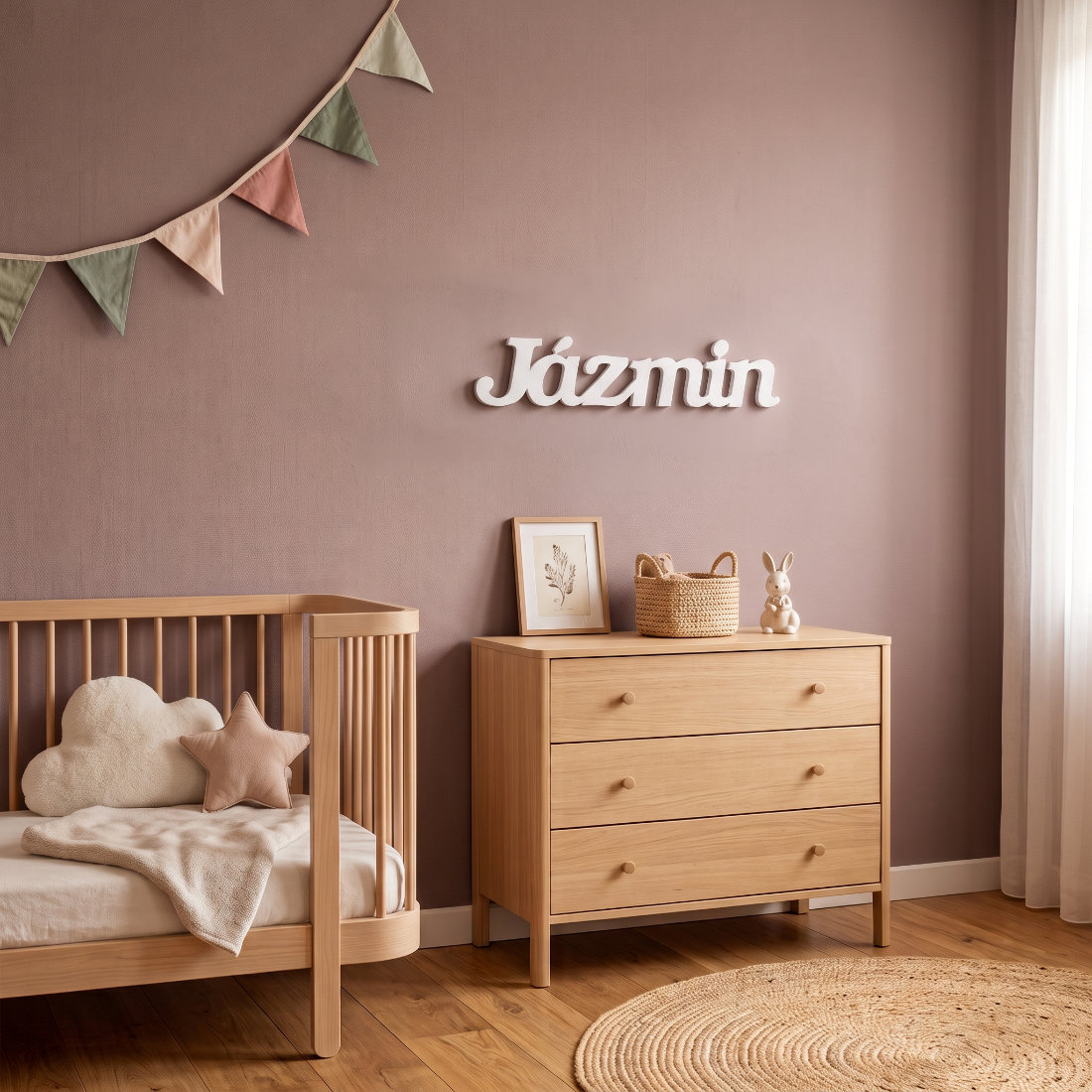 Falra ragasztott Jázmin név felirat egy szép gyerekszobában