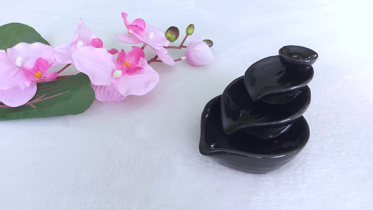 Visszaáramló kúpfüstölő tartó Fekete színű kúpfüstölő tartó