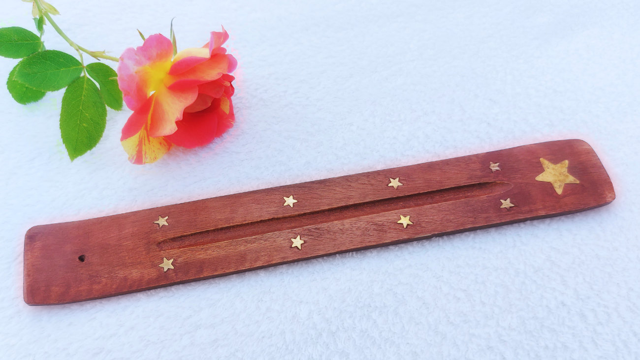 Most minden füstölő illatcsomaghoz ajándék tartó lapocskát küldünk! Füstölő tartó lapocska fából, dekoratív rózsával.