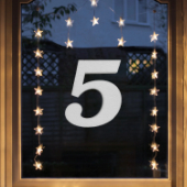 Adventi kalendárium 5-ös számjegy az ablakban